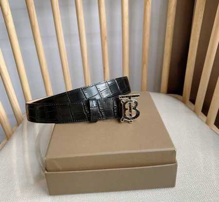 新款 Burberry 巴宝莉专柜同步上新意大利制腰带 采用鳄鱼纹质感压花皮革制成 饰牌搭扣处装饰品牌专属标识 宽:3.0Cm 精致优雅 P220 - 点击图像关闭