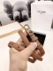 赛林Celine腰带选用珍贵奢华皮革精制而成，均为天然皮革，金色金属Triomphe 配领扣带扣，1.8Cm宽，