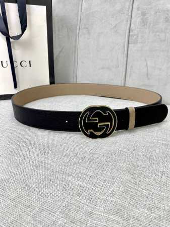 宽度3.8Cm Gucci Gg Marmont系列每一季都会推陈出新，为灵感源于70年代的标志性原版gg6.0Cm钢扣配件注入现代精髓。这款双色头层牛皮腰带 - 点击图像关闭