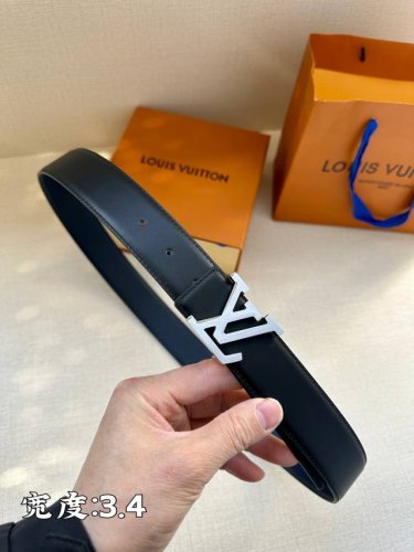 特 Lv 3.4宽 Shape 双面腰带为 Lv Shape 搭扣赋予摩登雾面观感，无论搭配异彩纷呈的 Lv Graffiti 帆布或沉稳牛皮革，均可表明个性态