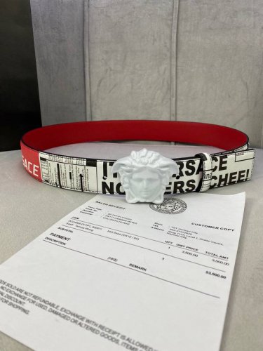 宽度4.0Cm Versace 范思哲 此款palazzo腰带采用牛皮革面料制作，并饰有le Pop Classique图案印花和标志性的美杜莎五金配件。