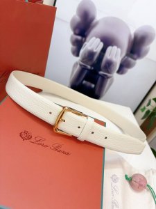 Loro Piana诺悠翩雅腰带以牛皮制成，具有丝滑柔软的哑光效果。搭配精致装束的理想之选。Loro Piana 标识的镀钯饰面金属方扣，3.5㎝宽