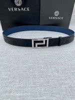 宽度3.5Cm Versace此款平纹小牛皮腰带饰有一枚几何形状的希腊回纹搭扣，可搭配正装或休闲装。