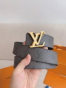 高端品質，實物拍攝 批 配全套禮盒 Lv 路易威登 原版品質 代工廠貨品 40Mm寬度 正品一體鑄造五金鋼扣，原廠皮料 雙面原廠定制面料，可雙面使用！區別市