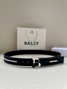 Bally巴利 专柜新款荔枝纹皮 男士休闲布配皮双用腰带 宽3.4Cm这款帆布腰带饰以蓝色和奶油色迷幻火车条纹，搭配蓝色皮表面，B字 搭扣更显纤细，采用钛金属色