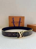 特 4.0宽 Lv Broken 双面腰带令 Lv 字母搭扣呈现锯齿状边缘，与腰带的边染色彩互为映衬。Monogram 图案帆布和牛皮革提供两式格调。