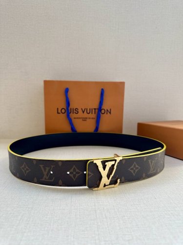 特 4.0宽 Lv Broken 双面腰带令 Lv 字母搭扣呈现锯齿状边缘，与腰带的边染色彩互为映衬。Monogram 图案帆布和牛皮革提供两式格调。