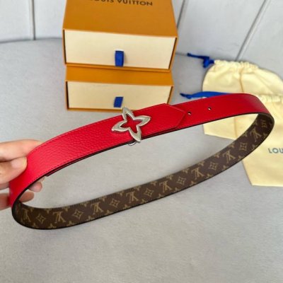 Lv 驢牌專櫃同步 全新原單女士腰帶系列 寬度30毫米 M0067 優雅的帆布設計搭配進口荔枝紋牛皮 可雙面佩戴 醒目的金銀色處飾有字母logo與花卉圓釘 別有