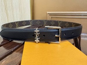 女神节礼物，Lv Bloom 规格3.0毫米 女士腰带，结合柔雅气息与前卫风尚，以Lv字母和Monogram花卉构筑耀目金属束带圈，可为正装或休闲造型增添考究意