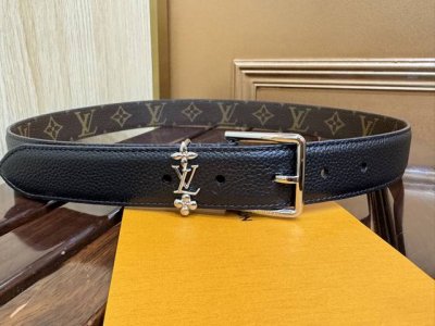 女神节礼物，Lv Bloom 规格3.0毫米 女士腰带，结合柔雅气息与前卫风尚，以Lv字母和Monogram花卉构筑耀目金属束带圈，可为正装或休闲造型增添考究意