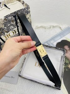 迪奥550 3.0Cm 特 P200 这款 Montaigne Avenue 腰带从同名手袋汲取灵感，采用黑色光滑 牛皮革精心制作，质感柔软，设计优雅，饰以富有