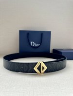 宽度4.0Cm 这款腰带扣采用全新的 Cd Diamond 标志造型，以不锈钢金属覆精心打造。可与各式 40 毫米腰带搭配，打造个性造型。