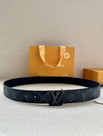 3.4宽 Lv Trunk 双面腰带以粒面皮革塑造摩登设计，可为商务或休闲造型注入典雅魅力。铭纹 S-Lock 搭扣援引品牌经典行李箱元素 皮革 金属件