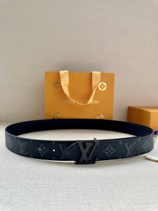 3.4宽 Lv Trunk 双面腰带以粒面皮革塑造摩登设计，可为商务或休闲造型注入典雅魅力。铭纹 S-Lock 搭扣援引品牌经典行李箱元素 皮革 金属件
