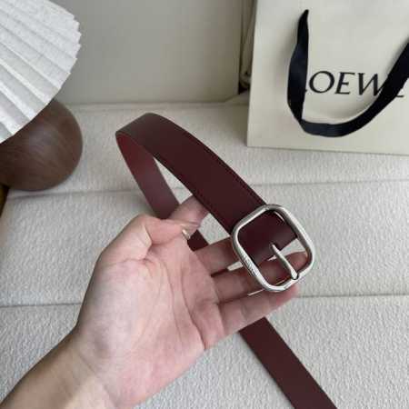 特 Loewe新款植鞣牛皮革柔软腰带，皮革经过处理，会自然老化并随着时间展现岁月光泽。圆形搭扣，3.2Cm宽，五孔调节，镌刻Loewe标志。颜色：深棕色 银扣 - 点击图像关闭