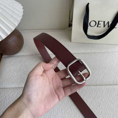 特 Loewe新款植鞣牛皮革柔软腰带，皮革经过处理，会自然老化并随着时间展现岁月光泽。圆形搭扣，3.2Cm宽，五孔调节，镌刻Loewe标志。颜色：深棕色 银扣