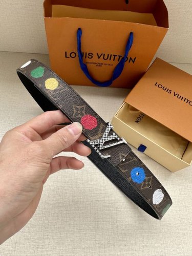 特 3.0宽 Lv X Yk Lv Initiales Painted Dots 双面腰带出自路易威登 X 草间弥生合作系列，将这位日本艺术家的经典波点复现于