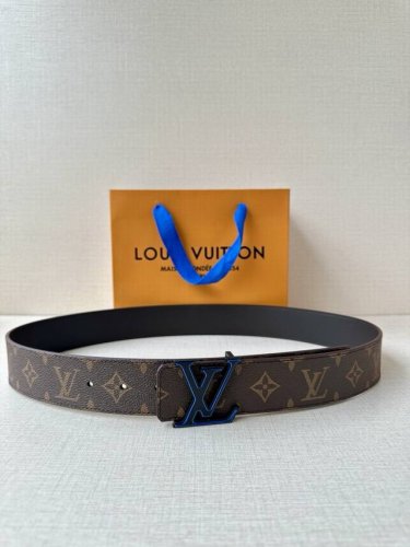 4.0宽 Lv Optic 双面腰带聚焦经典 Monogram 图案：一面呈现标志性印花帆布，另一面选用亮色皮革。色彩层叠三色Lv Optic 搭扣倍显瞩目。