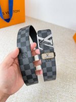 品名： Lv..路易..威登腰带皮带原单 型号：挂扣，经典纯钢材质挂扣，头层牛皮，图片实物拍摄 材料：头层牛皮，挂扣系列，纯钢材质扣头，钯镀电镀工艺永不掉色。原