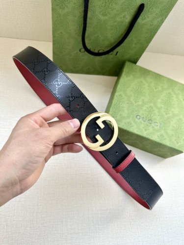 宽度3.8Cm Gucci 这一宽版腰带上的双G元素呼应古驰宠儿精选手袋，交织字母配件则为这一单品更添魅力。这款配饰现已成为Gucci的高辨识度单品，一面采用G