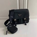P家降落伞布邮差包，型号2Vd769中号，尺寸：26*20*10Cm，原单品质，这款尼龙翻盖手袋饰有经典的Saffiano皮革饰边，配有两枚旁开扣，采用进口尼龙