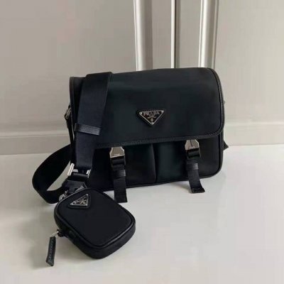 P家降落伞布邮差包，型号2Vd769中号，尺寸：26*20*10Cm，原单品质，这款尼龙翻盖手袋饰有经典的Saffiano皮革饰边，配有两枚旁开扣，采用进口尼龙