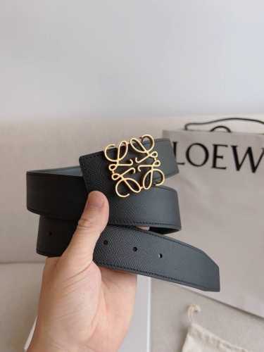 Loewe.罗意威 全套包装 产品打造成兼具实用性及独特性的时尚精品。Loewe罗意威采用卓越工艺，简约造型，精美材质质量，致力打造针对不同生活领域的时尚精品。