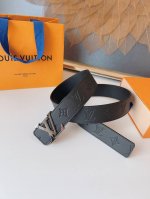 特 L0Uis Vuit0N最新面料 新品原单腰带老鼠货 宽度4.0Cm 编码M0717 以进口天然小牛皮材质饰有标志性的精密压纹精品字母搭扣时尚 新潮尽显个性