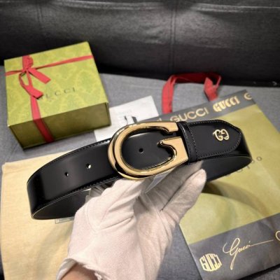 特 古奇 宽4.0Cm 每一季，品牌标识都会吐故纳新，于经典之中融入新意。在这款腰带上，尾部Gg标识以亮眼之姿生动呈现，与双G造型配件相得益彰