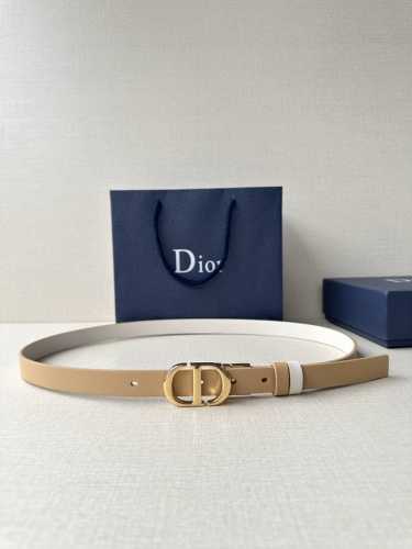 宽度2.0Cm Dior 这款 Montaigne 腰带从同名手袋汲取灵感 可翻面使用 以双面设计重新诠释经典 采用光滑牛皮革等材质精心制作 一面为奶白色 另一