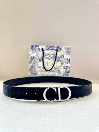 宽度3.5 Cm Dior 迪奥两面腰带款式迷人多样，采用多种材质精心打造，为各式廓形增添点睛之笔，彰显优雅醒目的气质。向迪奥钟爱的细节艺术致敬，彰显非凡的高雅 - 点击图像关闭
