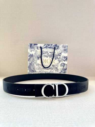宽度3.5 Cm Dior 迪奥两面腰带款式迷人多样，采用多种材质精心打造，为各式廓形增添点睛之笔，彰显优雅醒目的气质。向迪奥钟爱的细节艺术致敬，彰显非凡的高雅