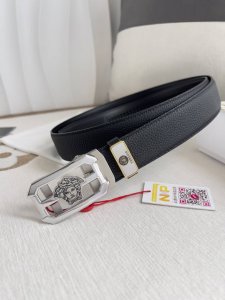 品名：范思哲.Versace.皮带腰带自动皮带 型号：自动带，纯钢材质经典人头自动扣，图片实物拍摄 腰带：百分百头层牛皮，自动带身，保证真皮。2