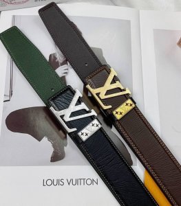 皮带：Lv..路易..威登顶级复刻. 腰带：原单品质百分百头层牛皮，保证真皮。雕花镂空工艺.真空电镀.永不掉色.24K纯钢扣头层小牛皮荔枝纹双面两用专柜同等质量