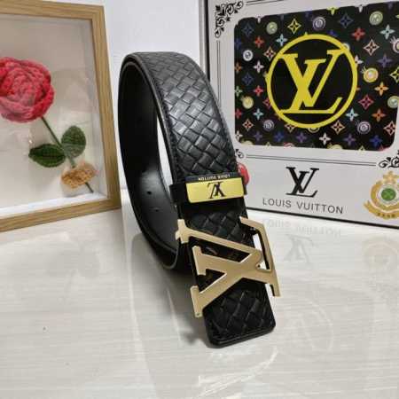 品名：Lv..路易..威登 材质：原单牛皮腰带 百分百头层牛皮腰带保证真皮，24K纯钢扣，专柜原单品质、做工精细，时尚大牌，送人自用首选 包装： 请认准如图专柜 - 点击图像关闭