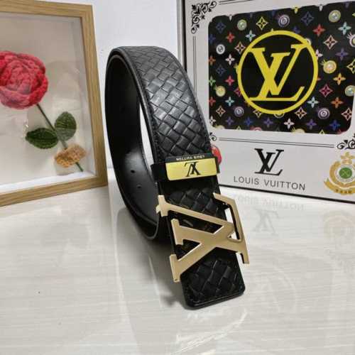 品名：Lv..路易..威登 材质：原单牛皮腰带 百分百头层牛皮腰带保证真皮，24K纯钢扣，专柜原单品质、做工精细，时尚大牌，送人自用首选 包装： 请认准如图专柜