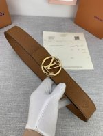 4.0宽 Lv Shadow 腰带拥有 Monogram Shadow 皮革的经典风尚和素面皮革的内敛格调，再为 Lv 圆形扣 以摩登笔触焕新男士衣橱