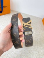 品名： Lv..路易..威登腰带皮带原单 型号：挂扣，经典纯钢材质挂扣，头层牛皮，图片实物拍摄 材料：头层牛皮，挂扣系列，纯钢材质扣头，钯镀电镀工艺永不掉色。原