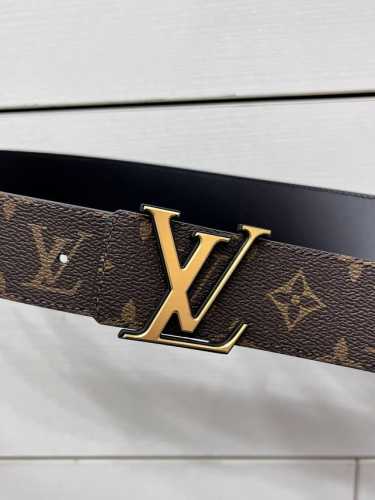 特 Lv Dimension 双面腰带将创意传承与华美街头风范共冶一炉，彰显创意总监 Pharrell Williams 的时尚远见。Monogram 帆布铺陈