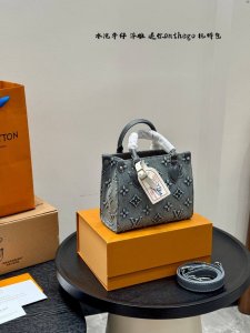礼盒包装 Size：迷你18*15Cm Lv水洗丹宁牛仔 浮雕工艺 Onthego 丛林Tote托特 Mini也太可爱了吧！ 更具风格的Size 可单肩背可斜挎