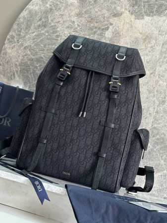 这款 Dior Hit The Road 翻盖双肩背包将现代风格与 Dior 的高订精神融为一体。采用黑色 Oblique 印花面料等材质精心制作，饰以同色调粒 - 点击图像关闭