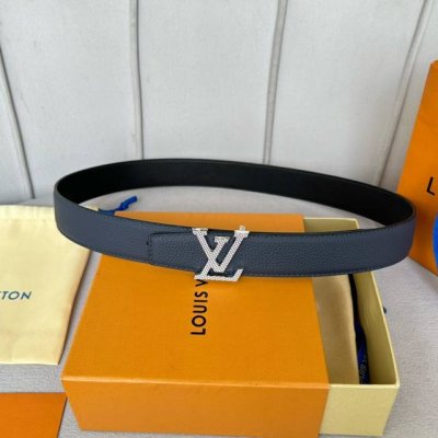 特 寬度：35mm Lv S-Lock系列 精緻的字母搭扣 搭配驢家法國原廠荔枝紋皮料 手感超好 雙面用