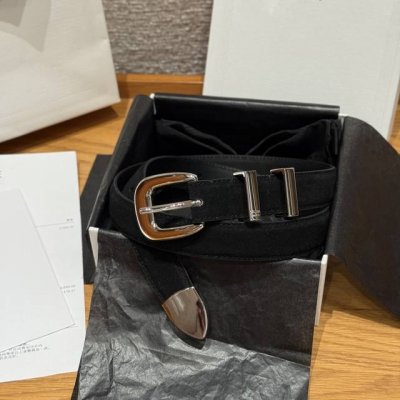 Western 中号25毫米皮带 这款采用麂皮牛皮革 牛皮革衬里，中腰，金色饰面，西部风格搭扣，2个金属环扣1个金属尖头装饰，第一个圆环底部镌刻品牌标识. 宽度