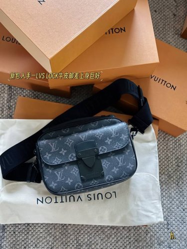 配盒配皮 Size：24*19Cm L家 S-Lock邮差包， 真的很酷黑武士系列包包 很耐看 谁背谁好看 包包皮质手感很好！