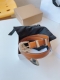 Celine 赛琳 的品牌形象出自女性之手，专为女性打造，采用舒适材料精工细作。展现女性风采的法国奢侈品牌。赛琳品牌风格浓烈、洒脱独立，让女性时刻挥洒自如，彰显