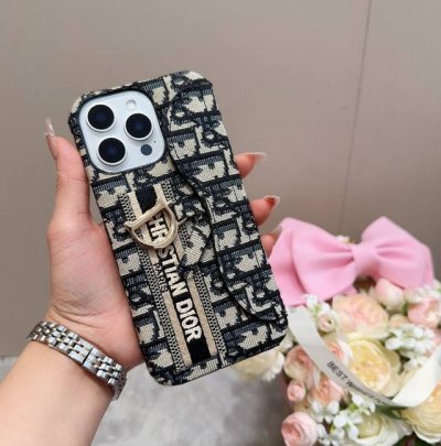 Iphone16型号已更新 Dior刺绣布艺手腕手机壳，手腕可当支架 型号：为了不出现报错型号，请打开本机查看手机设置显示的型号 Iphone16Pro Max