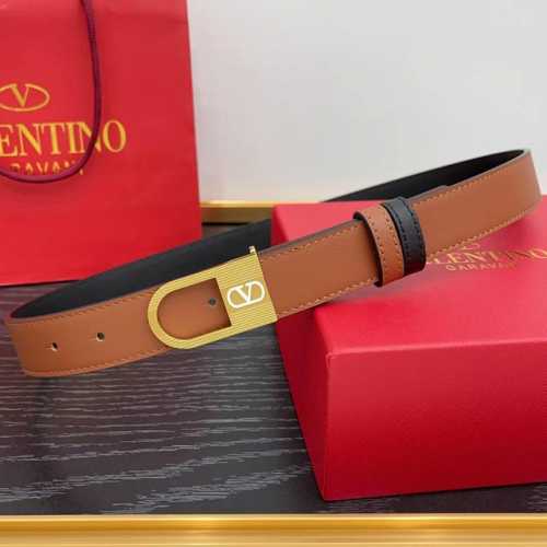 牛皮革腰带，复古黄铜做旧效果处理金属扣环，饰以珐琅 Vlogo Signature 细节 宽度：3.0Cm