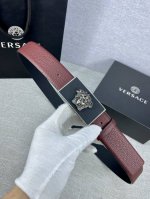 宽度3.5Cm 范思哲 此款腰带饰有标志性的versace美杜莎头像扣，彰显品牌格调。是一款精美的衣橱必备单品。