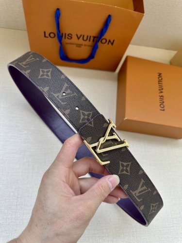 4.0宽lv Optic 双面腰带聚焦经典 Monogram 图案：一面呈现标志性印花帆布，另一面选用亮色皮革