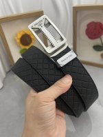 品名：普拉达 原单 自动带 材质：原单牛皮腰带 百分百头层牛皮腰带保证真皮，24K纯钢扣，专柜原单品质、做工精细，时尚大牌，送人自用首选 包装： 请认准如图专柜